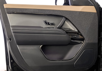 Подержанный автомобиль Land Rover Range Rover Sport 2024 года (19 фото)