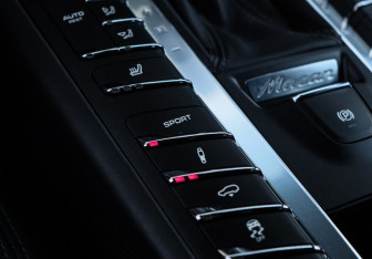 Подержанный автомобиль Porsche Macan 2014 года (17 фото)