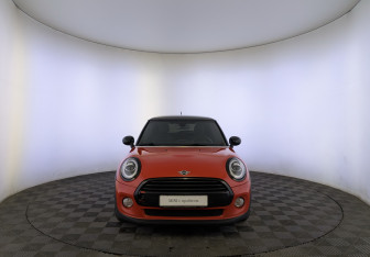 Подержанный автомобиль MINI Hatch 2019 года (2 фото)