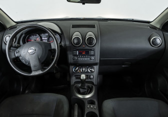 Подержанный автомобиль Nissan Qashqai+2 2012 года (12 фото)