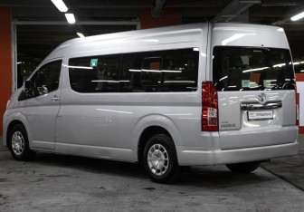 Подержанный автомобиль Toyota HiAce 2021 года (7 фото)