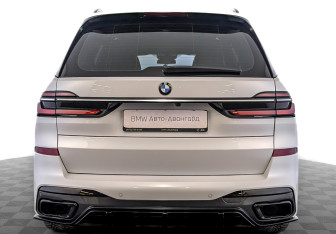 Подержанный автомобиль BMW X7 2022 года (6 фото)