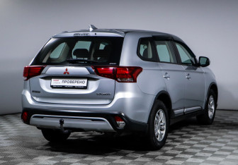 Подержанный автомобиль Mitsubishi Outlander 2019 года (5 фото)