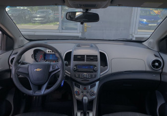 Подержанный автомобиль Chevrolet Aveo Hatchback 2013 года (16 фото)