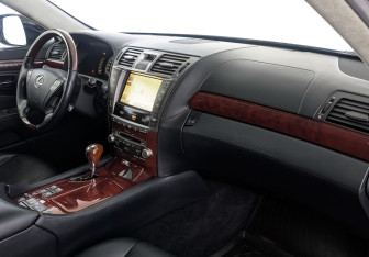 Подержанный автомобиль Lexus LS 2011 года (13 фото)