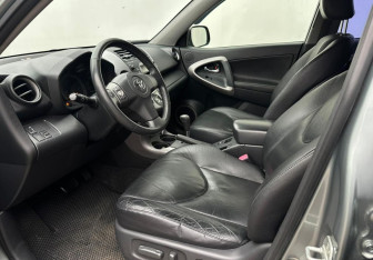 Подержанный автомобиль Toyota RAV4 2008 года (9 фото)