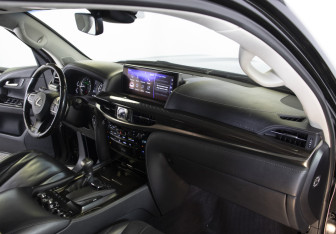 Подержанный автомобиль Lexus LX 2017 года (13 фото)
