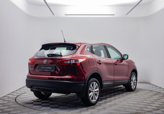 Подержанный автомобиль Nissan Qashqai 2015 года (5 фото)