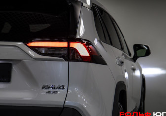 Подержанный автомобиль Toyota RAV4 2021 года (21 фото)