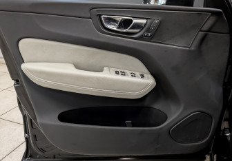 Подержанный автомобиль Volvo XC60 2018 года (19 фото)