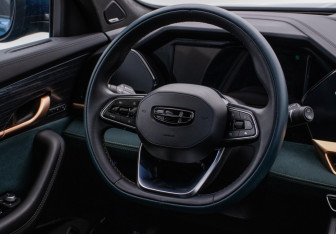 Подержанный автомобиль Geely Monjaro 2023 года (15 фото)