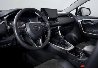 Подержанный автомобиль Toyota RAV4 2024 года (14 фото)