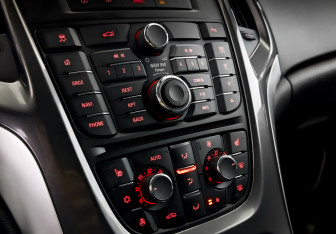 Подержанный автомобиль Opel Astra Sedan 2014 года (25 фото)