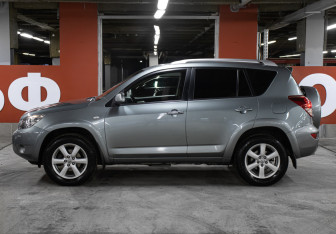 Подержанный автомобиль Toyota RAV4 2008 года (8 фото)