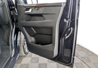 Подержанный автомобиль Volkswagen Multivan 2020 года (25 фото)