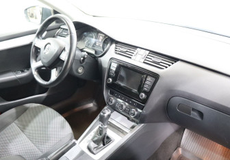 Подержанный автомобиль Skoda Octavia Liftback 2014 года (10 фото)