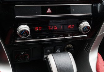 Подержанный автомобиль Mitsubishi Pajero Sport 2020 года (15 фото)