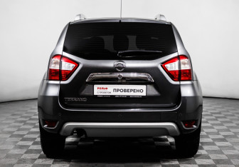 Подержанный автомобиль Nissan Terrano 2015 года (6 фото)