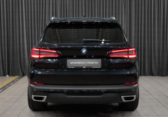 Подержанный автомобиль BMW X5 2023 года (5 фото)