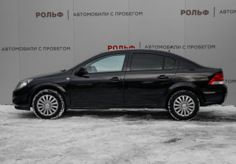 Подержанный автомобиль Opel Astra Sedan 2010 года (8 фото)