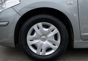 Подержанный автомобиль Nissan Tiida Hatchback 2012 года (9 фото)