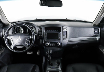 Подержанный автомобиль Mitsubishi Pajero 2012 года (10 фото)