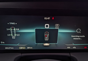 Подержанный автомобиль Hongqi E-HS9 2023 года (16 фото)