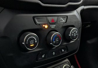 Подержанный автомобиль Jeep Renegade 2018 года (14 фото)