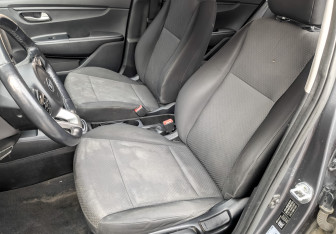 Подержанный автомобиль Kia Rio Hatchback 2021 года (17 фото)