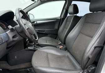 Подержанный автомобиль Opel Astra Sedan 2010 года (10 фото)