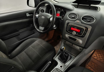 Подержанный автомобиль Ford Focus Sedan 2010 года (11 фото)