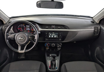 Подержанный автомобиль Kia Rio Hatchback 2021 года (13 фото)