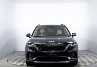 Подержанный автомобиль Kia Carnival 2021 года (2 фото)