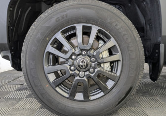 Подержанный автомобиль Toyota Land Cruiser Prado 2024 года (12 фото)