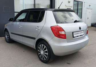 Подержанный автомобиль Skoda Fabia Hatchback 2009 года (7 фото)
