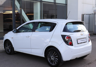 Подержанный автомобиль Chevrolet Aveo Hatchback 2012 года (6 фото)