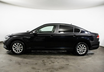 Подержанный автомобиль Volkswagen Passat Sedan 2017 года (8 фото)