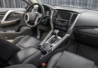 Подержанный автомобиль Mitsubishi Pajero Sport 2020 года (11 фото)