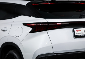 Подержанный автомобиль Omoda C5 2023 года (17 фото)