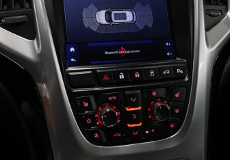 Подержанный автомобиль Opel Astra Hatchback 2013 года (18 фото)
