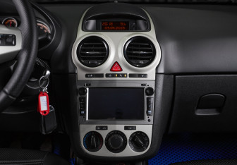 Подержанный автомобиль Opel Corsa 2007 года (13 фото)