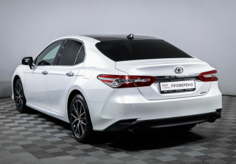 Подержанный автомобиль Toyota Camry Sedan 2022 года (7 фото)