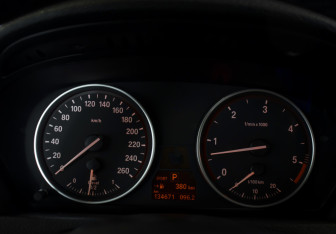 Подержанный автомобиль BMW X5 2010 года (11 фото)