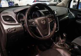 Подержанный автомобиль Opel Mokka 2013 года (12 фото)