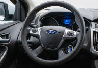 Подержанный автомобиль Ford Focus Sedan 2011 года (14 фото)