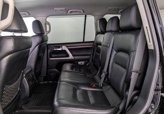 Подержанный автомобиль Toyota Land Cruiser Suv 2016 года (18 фото)