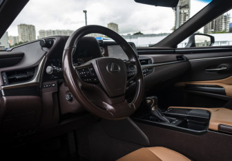 Подержанный автомобиль Lexus ES 2021 года (11 фото)