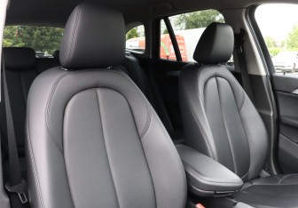 Подержанный автомобиль BMW X1 2015 года (16 фото)