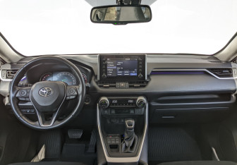 Подержанный автомобиль Toyota RAV4 2022 года (12 фото)