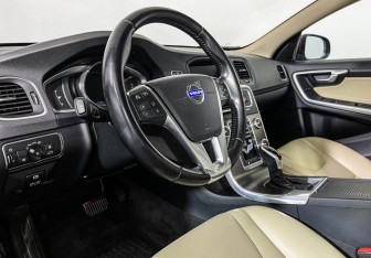 Подержанный автомобиль Volvo S60 2014 года (13 фото)